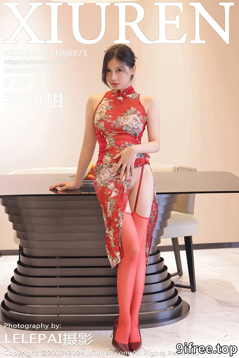 [XiuRen秀人网] NO.8871 模特尹甜甜性感红色旗袍服饰配红丝吊袜半撩秀翘臀美腿诱惑写真