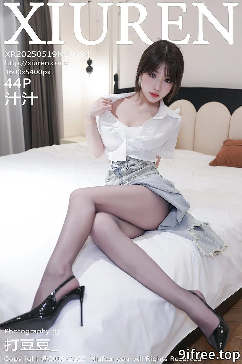 [XiuRen秀人网] NO.10294 模特汁汁性感白T配牛仔短裙露超薄无内黑丝秀惹火身材诱惑写真