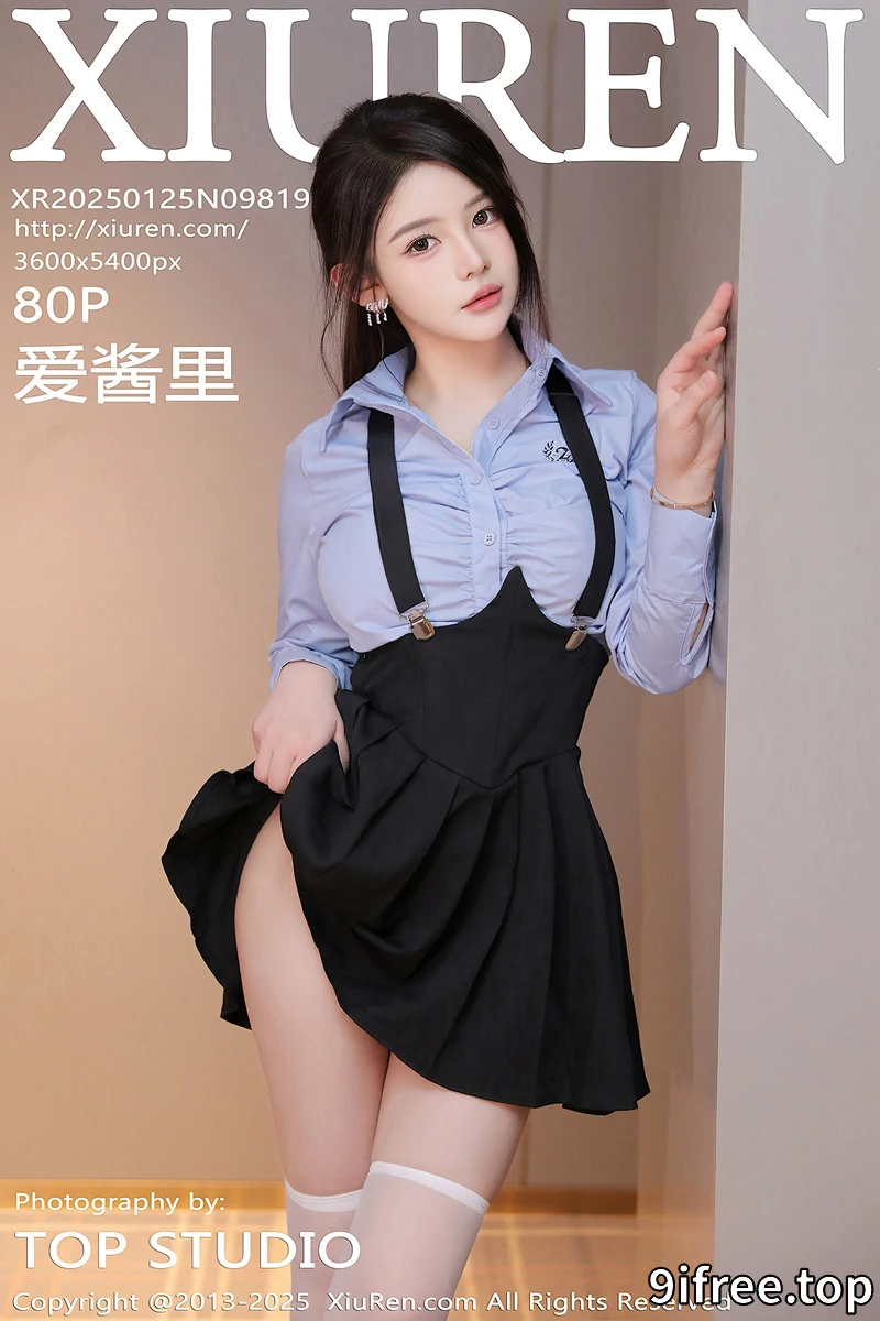 [XiuRen秀人网] NO.9819 模特爱酱里性感蓝T配黑色吊带短裙露白丝袜秀完美身材诱惑写真