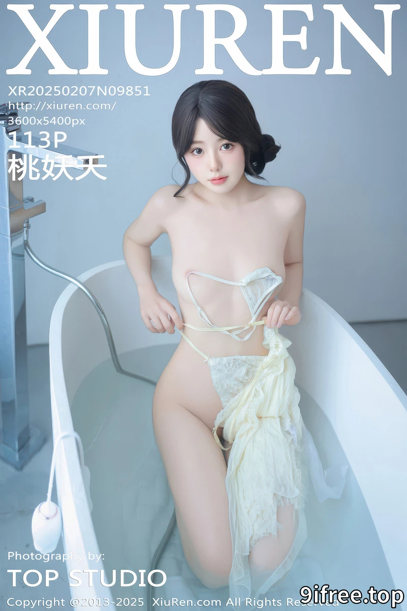 [XiuRen秀人网] NO.9851 模特桃妖夭浴室性感浅色连衣短裙配白丝袜湿身秀惹火身材诱惑写真